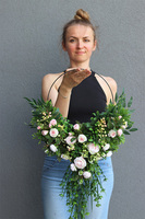 Delicate Pink Subtelle, kwiatowy wianek na drzwi na obręczy