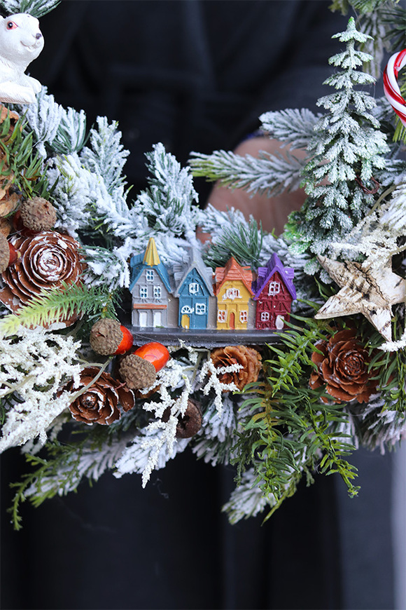 Miasteczko Zimą, gęsty wianek z zimową dekoracją, śr.40cm