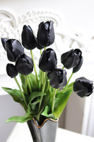Black Easter Tulips, bukiet gumowych tulipanów w wazonie