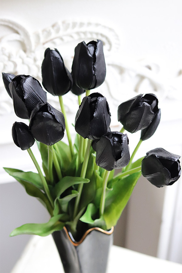 Black Easter Tulips, bukiet gumowych tulipanów w wazonie