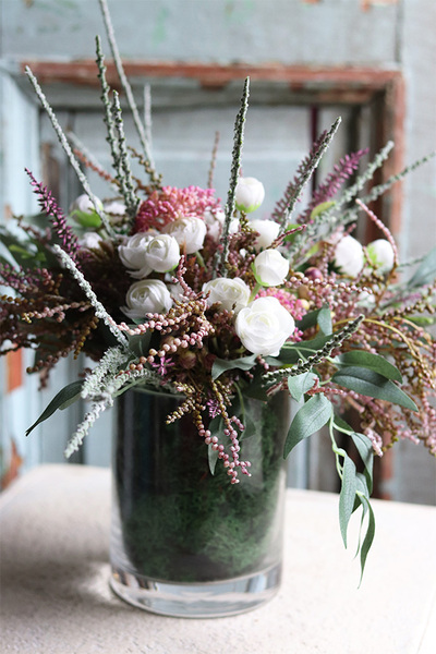 Hassati Milia, efektowna kompozycja kwiatowa w szklanym naczyniu, wym.35x35cm