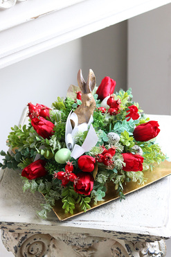 Red Easter New, stroik wielkanocny zajączek w tulipanach, wym.23x28x28cm 