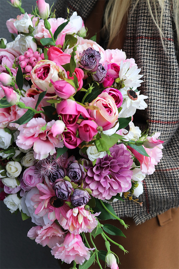 Abellata, kompozycja kwiatowa w biało-srebrnej misie