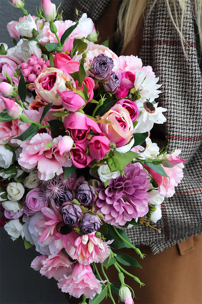 Abellata, kompozycja kwiatowa w biało-srebrnej misie