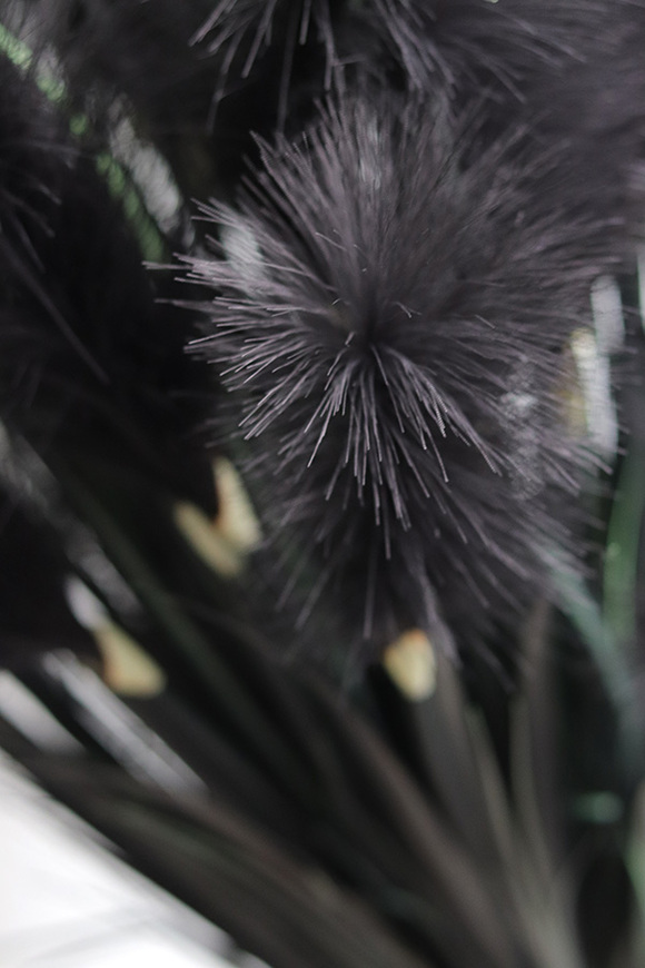 Black Grass, sztuczna czarna trawa w donicy