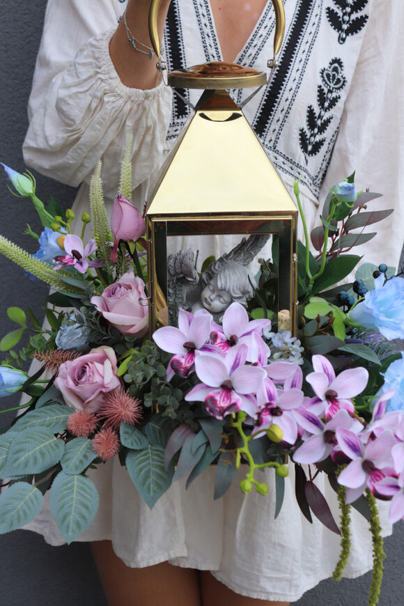 Angelo Garden Pastelia, kompozycja nagrobna z aniołem i lampionem