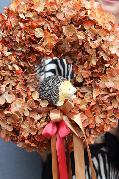 Jeżyk w Hortensjach, jesienny wianek z jeżem