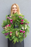 bogaty zielony wianek z figurką, Złota Monstera Żuczek, śr.52cm