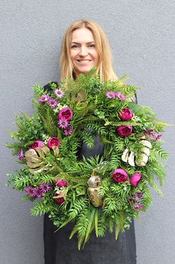 bogaty zielony wianek z figurką, Złota Monstera Żuczek, śr.52cm