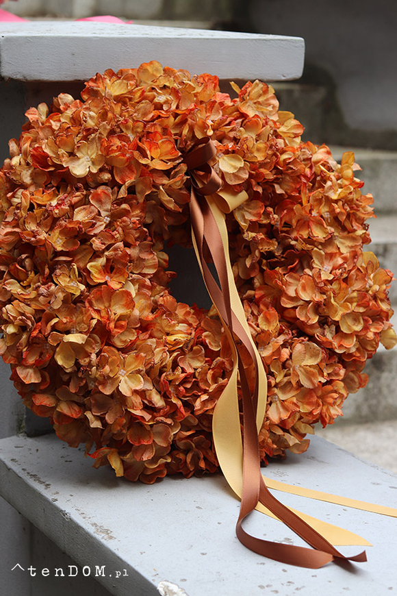 Fall Hydrangeas New, wianek na drzwi z pomarańczowych hortensji