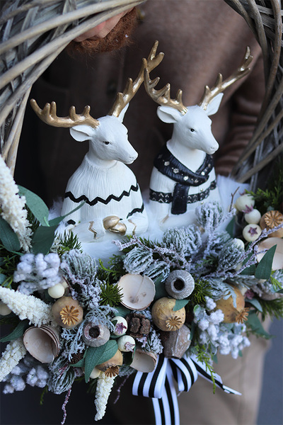 Norweskie Reny, asymetryczny zimowy wianek z reniferem