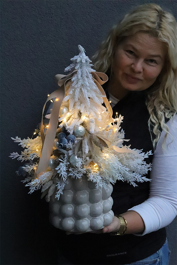 Zima w Mieście, choinka świąteczna LED z szyszkami