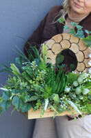 Wspomnienia Lasu, stroik nagrobny w drewnianej skrzynce