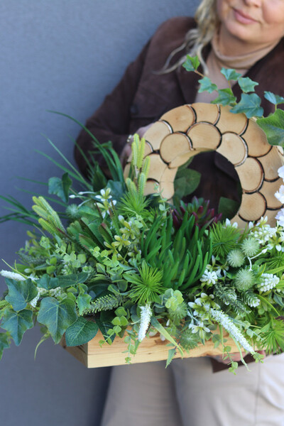 Wspomnienia Lasu, stroik nagrobny w drewnianej skrzynce