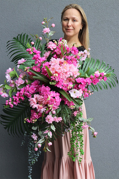 Bretania Extra, kwiatowa kompozycja w czarnej, metalowej donicy, wys.50cm + elementy spływające