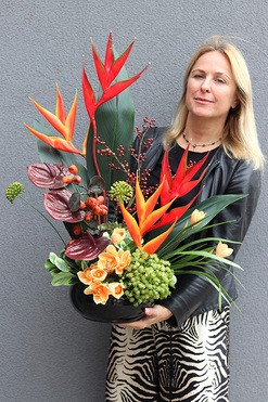 Bali, nowoczesna kompozycja kwiatowa z nutą egzotyki, wym.75x58x34cm