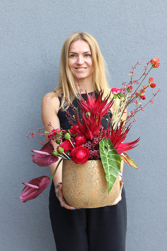 Bordona A, nowoczesna kompozycja kwiatowa, wym.56x58x32cm