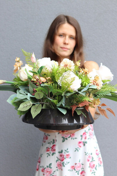 Beige Close, kompozycja nagrobna w naczyniu