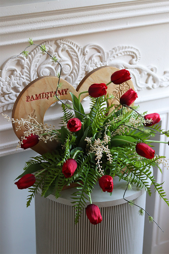 Walentynowa, kompozycja nagrobna z sercem