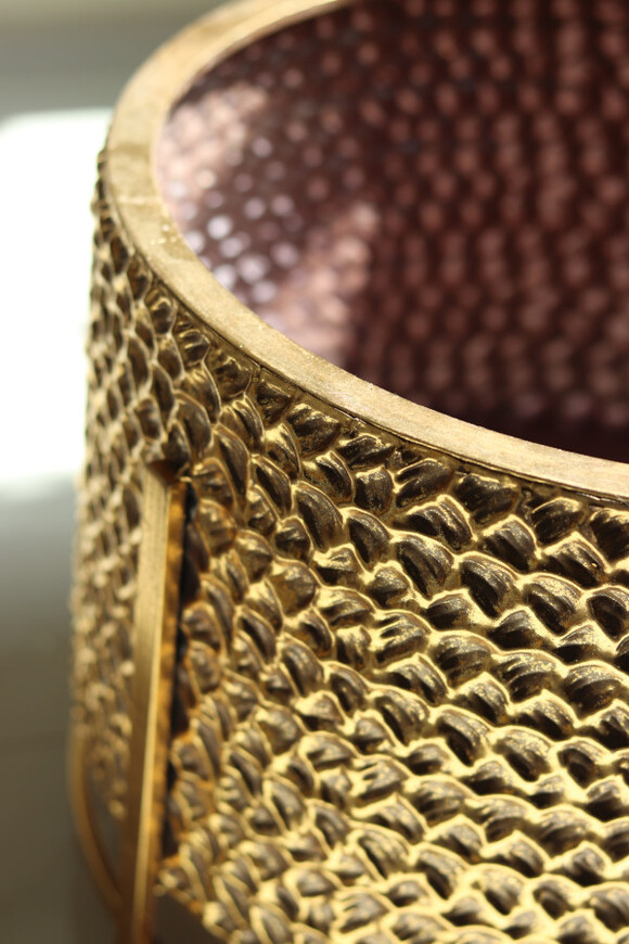 Golden Knot, metalowa doniczka osłonka na nóżkach