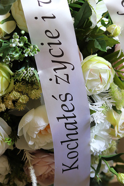 Szarfa Satynowa do wiązanki z Twoim napisem, biała z czarnym napisem 