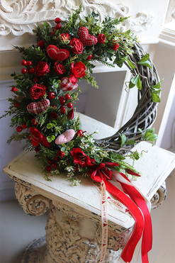 Walentynki, asymetryczny wianek w czerwieni z serduszkami, śr.42cm 