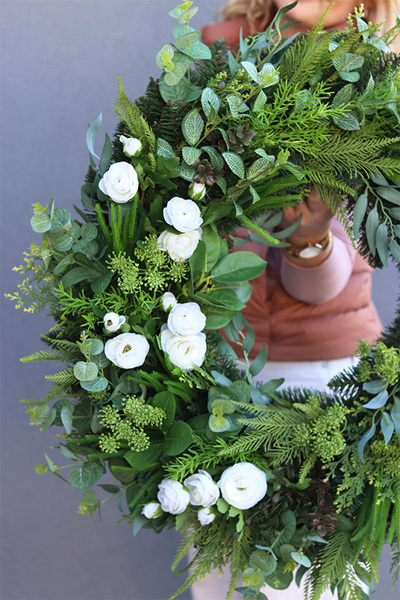 Greenna, zielony wianek na drzwi z różami	