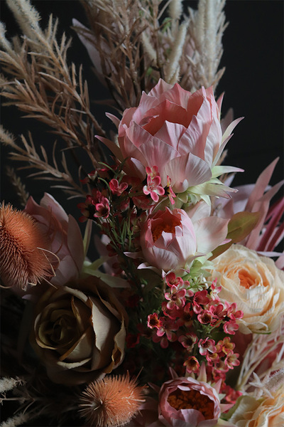 Mortario Protea, nowoczesny bukiet nagrobny do wazonu