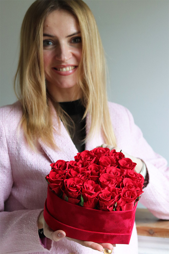 czerwony flowerbox z różami na walentynki, Walentynkowe Serce	