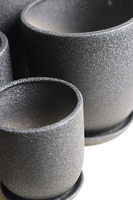 Black Volcan, czarna doniczka na kwiaty z podstawką, okrągła