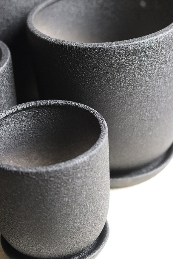 Black Volcan, czarna doniczka na kwiaty z podstawką, okrągła