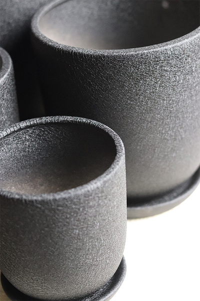 Black Volcan, czarna doniczka na kwiaty z podstawką, okrągła