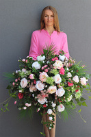 Mullina, różowa kompozycja nagrobna w misie