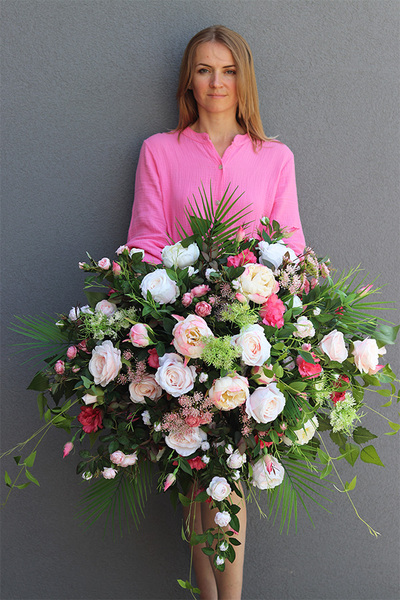 Mullina, różowa kompozycja nagrobna w misie