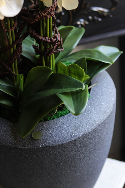 Grey House 2, sztuczny storczyk w ceramicznej donicy