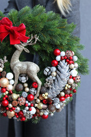 Renifer Red, świąteczny wianek na drzwi
