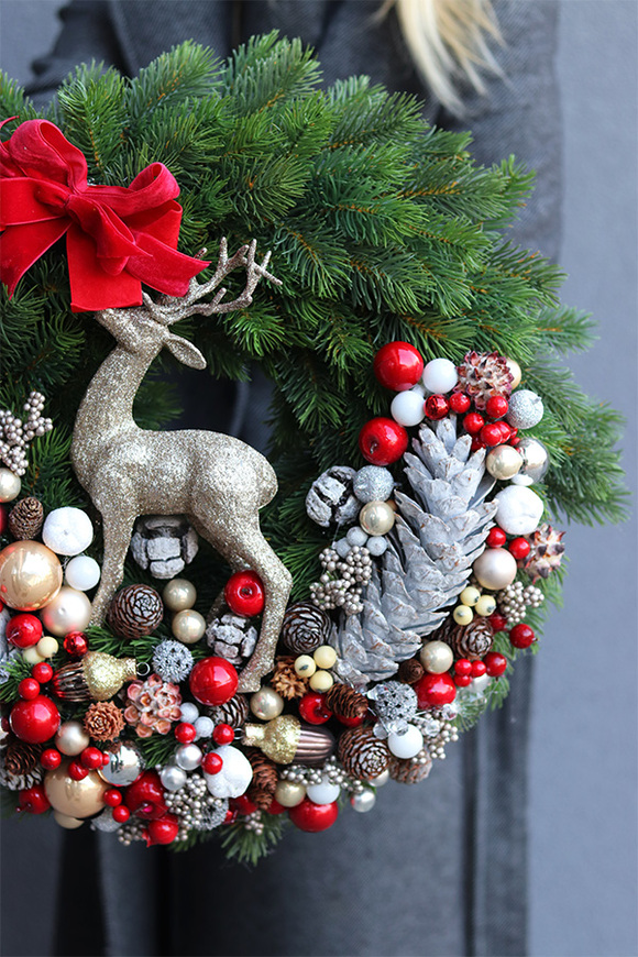 Renifer Red, świąteczny wianek na drzwi