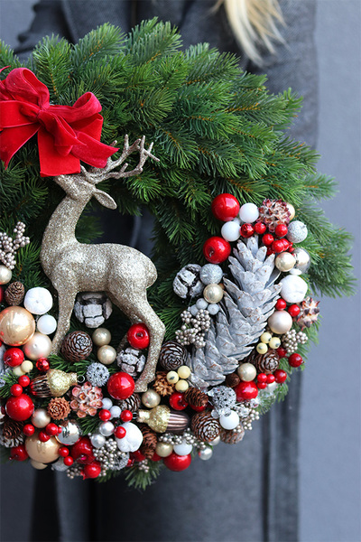 Renifer Red, świąteczny wianek na drzwi