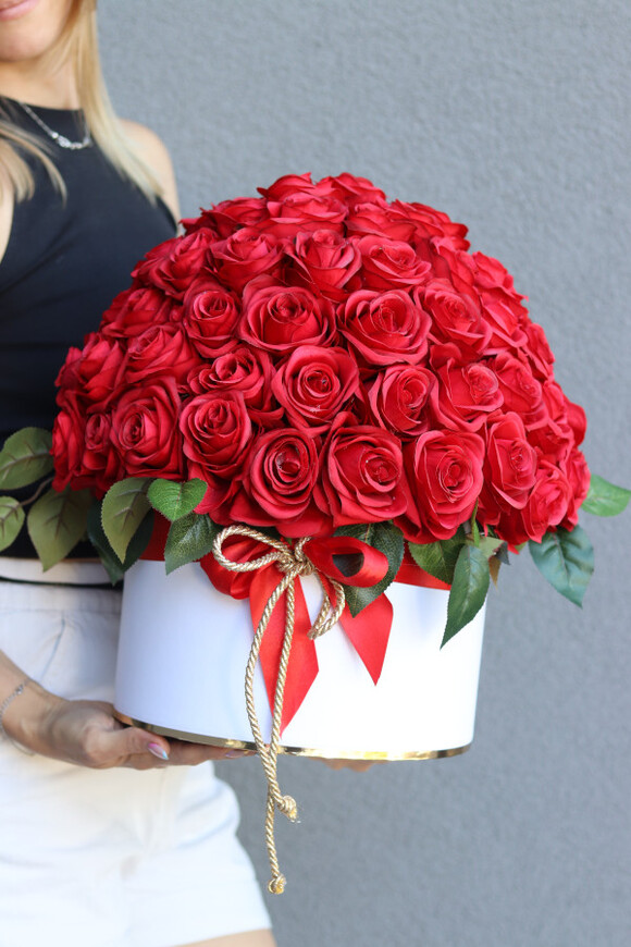 box na prezent Jubileo 80 Róż, w wybranym kolorze kwiatów i pudełka