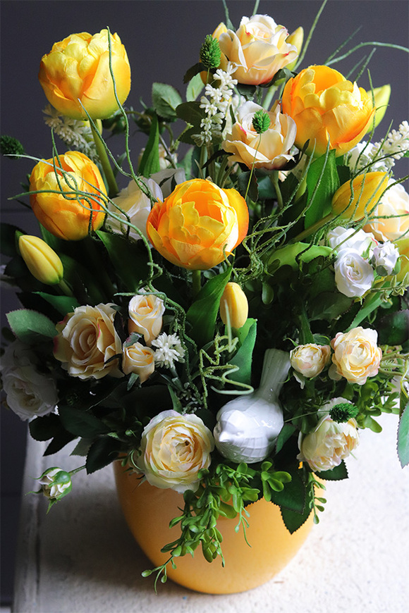 Yellow Easter, żółta dekoracja kwiatowa z tulipanami
