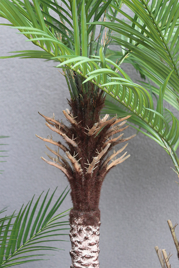 Cyklady Fiberglass White, sztuczna palma w lśniącej donicy