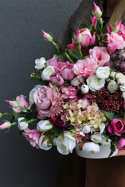 Abellata, kompozycja kwiatowa w biało-srebrnej misie