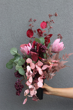 Lukrecja, nowoczesny bukiet nagrobny we wkładzie, dł.67cm  