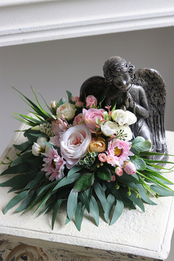 Anielska Dobroć, dekoracja nagrobna z betonowym aniołem, wym.23x34x26cm 