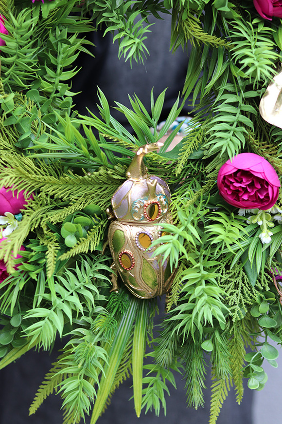 bogaty zielony wianek z figurką, Złota Monstera Żuczek, śr.52cm