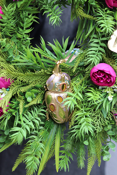 bogaty zielony wianek z figurką, Złota Monstera Żuczek, śr.52cm