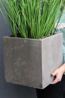Concrete Modern, wysokiej jakości sztuczna trawa w betonowej donicy