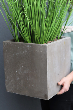 Concrete Modern, wysokiej jakości sztuczna trawa w betonowej donicy, wys.89cm 