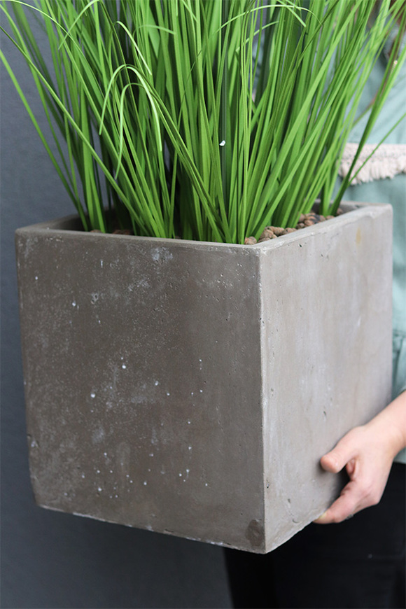 Concrete Modern, wysokiej jakości sztuczna trawa w betonowej donicy