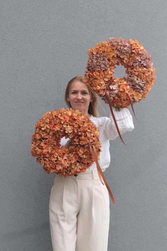 Fall Hydrangeas, wianek na drzwi z pomarańczowych hortensji